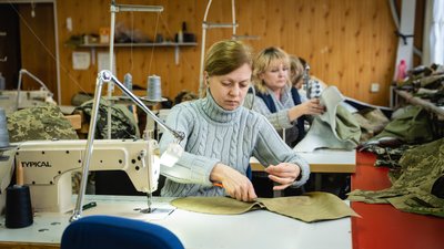 "Перелаштувалися на війну за день". У Дніпрі цех спецодягу виготовляє військову форму. Фоторепортаж