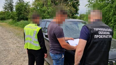 Працівники прокуратури затримують підозрюваного в незаконній рубці лісу Працівники прокуратури затримують підозрюваного в незаконній рубці лісу