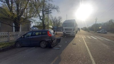 На Одещині авто не розминулося з вантажівкою: двоє людей отримали травми та переломи
