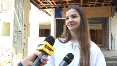 У Житомирі попрощалися з розбомбленим військами РФ ліцеєм №25 У Житомирі попрощалися з розбомбленим військами РФ ліцеєм №25
