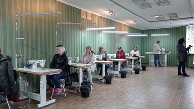 "Це мій шанс навчитись": у Полтаві жінок безоплатно навчають шиттю