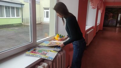 Сумська школа продає власноруч розроблені календарі, щоб допомогти бійцям ЗСУ Сумська школа продає власноруч розроблені календарі, щоб допомогти бійцям ЗСУ