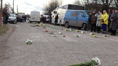 У Бовшеві на Франківщині попрощалися з полеглим Героєм України Дмитром Коцюбайлом на позивний Да Вінчі У Бовшеві на Франківщині попрощалися з полеглим Героєм України Дмитром Коцюбайлом на позивний Да Вінчі
