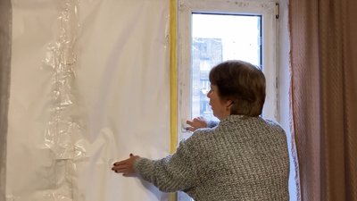 Жителька Лозової на Харківщині просить владу встановити нові вікна у квартирі — старі вибило під час ракетного удару