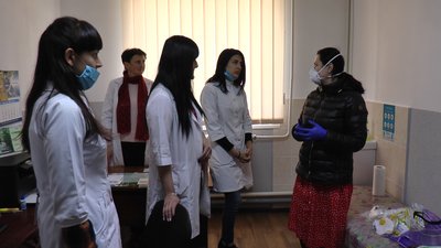 Франківка Євгенія Бардяк розвозить по селах Рожнятівщини засоби індивідуального захисту