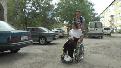 Франківка з інвалідністю три роки вимагає відремонтувати двір