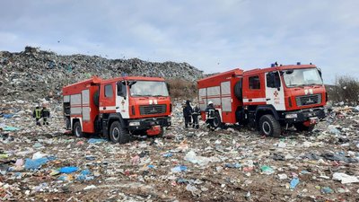 Пожежники гасять сміттєзвалище поблизу Рівного Пожежники гасять сміттєзвалище поблизу Рівного