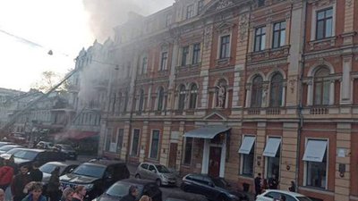 Біля Одеської опери спалахнув будинок: працюють рятувальники