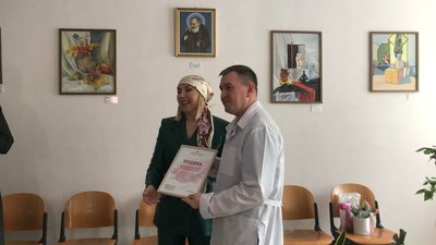 У Тернополі художники передали картини на підтримку онкохворих