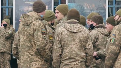 Аплодували стоячи: у Харкові презентували фільм добровольців про захисників Донецького аеропорту