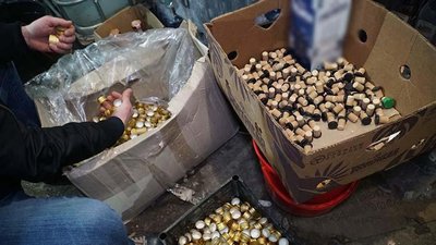 У Тернополі правоохоронці викрили підпільний цех з виготовлення алкоголю