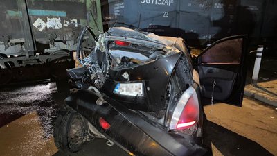 У Львові автомобіль зіткнувся із локомотивом: двох людей госпіталізували