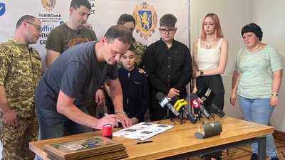 У Львові погасили марки, які випустили на честь полеглих прикордонників У Львові погасили марки, які випустили на честь полеглих прикордонників