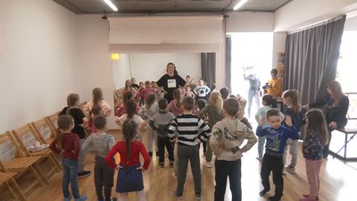 У модельній школі Івано-Франківська волонтери безкоштовно навчають дітей-переселенців У модельній школі Івано-Франківська волонтери безкоштовно навчають дітей-переселенців