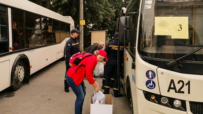 До Кропивницького евакуаційним потягом доправили переселенців із зони бойових дій До Кропивницького евакуаційним потягом доправили переселенців із зони бойових дій