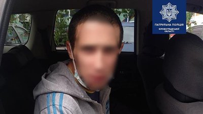 У Кропивницькому патрульні затримали чоловіка, який напав на двох містян
