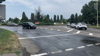 Зранку та в обід комунальники мають поливати дороги Ужгорода Зранку та в обід комунальники мають поливати дороги Ужгорода