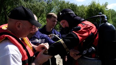 У Чернігові готуються до відкриття пляжу «Золотий берег»: водолази перевіряють дно У Чернігові готуються до відкриття пляжу «Золотий берег»: водолази перевіряють дно
