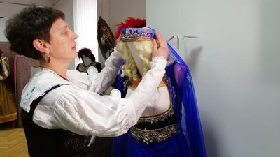 Жителька Тернопільщини колекціонує костюми різних епох Жителька Тернопільщини колекціонує костюми різних епох