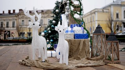Фотозона на площі Філармонії у Чернівцях Фотозона на площі Філармонії у Чернівцях