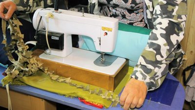 Маскувальну сітку та півсотні подушок на Схід відправили вінницькі волонтери Маскувальну сітку та півсотні подушок на Схід відправили вінницькі волонтери