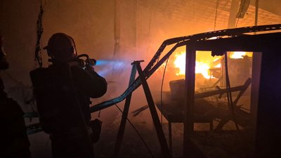 Рятувальник гасить пожежу у Городку