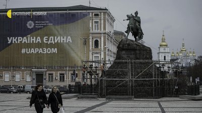 У Києві захищають пам’ятники від російських обстрілів У Києві захищають пам’ятники від російських обстрілів