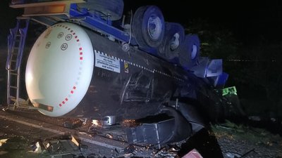 Перевернута вантажівка з цистерною