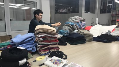 В Одесі підприємство, яке займалося пошиттям суконь, під час війни почало виробляти військовий одяг В Одесі підприємство, яке займалося пошиттям суконь, під час війни почало виробляти військовий одяг