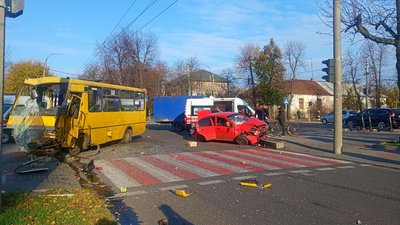 Десять травмованих, серед яких діти: у Черкасах зіткнулися маршрутка та легковик