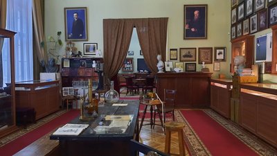 Динозавр, мамонт та копія телеграфу з "Титаніка": львівські музейники розповіли про експозицію Динозавр, мамонт та копія телеграфу з "Титаніка": львівські музейники розповіли про експозицію