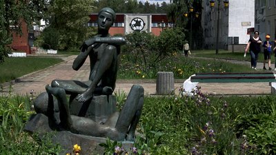 "Оголені" пам'ятники були побудовані ще за радянської влади. Відсутність одягу означає, що вони "не прив'язані до певного часу".