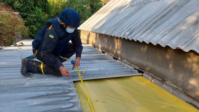 Львівські рятувальники відновлюють будинки на Сході Львівські рятувальники відновлюють будинки на Сході