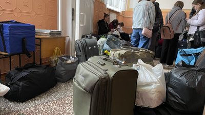 З-під обстрілів до санаторіїв Івано-Франківщини. Як евакуюють дітей з небезпечних районів Херсона і передмістя З-під обстрілів до санаторіїв Івано-Франківщини. Як евакуюють дітей з небезпечних районів Херсона і передмістя