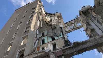 29 березня 2022 року російська ракета вдарила по будівлі Миколаївської обласної ради. Було зруйновано девʼять поверхів центральної секції. Тоді загинуло 37 людей 29 березня 2022 року російська ракета вдарила по будівлі Миколаївської обласної ради. Було зруйновано девʼять поверхів центральної секції. Тоді загинуло 37 людей