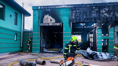 У Тячеві сталася пожежа на території підприємства з будматеріалами. Горіли понад 300 кв. м. У Тячеві сталася пожежа на території підприємства з будматеріалами. Горіли понад 300 кв. м.
