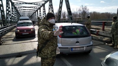 Перевірка людей на пункті пропуску Тиса на Закарпатті