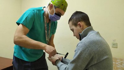 12-річний Дмитро на огляді в лікаря 12-річний Дмитро на огляді в лікаря