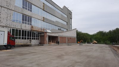 Територію Палацу спорту "причепурюють" до прийому гостей