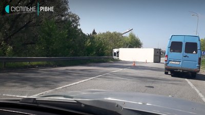 Рівненщина: на Київ – Чоп перекинулась вантажівка Рівненщина: на Київ – Чоп перекинулась вантажівка