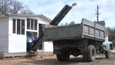 ЛІСІВНИКИ ЗАГОТОВЛЯЮТЬ ДРОВА ЛІСІВНИКИ ЗАГОТОВЛЯЮТЬ ДРОВА