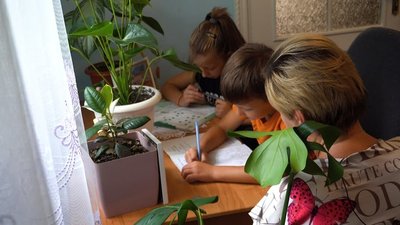 Жителька Тернопільщини все робить ногами: вона народилася без рук Жителька Тернопільщини все робить ногами: вона народилася без рук