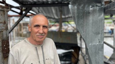 "Човен затопило. І риба плавала, і бензин". У Дніпрі внаслідок атаки РФ пошкодило човникову станцію