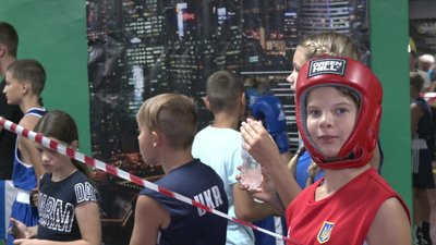 На відкритий турнір Сумської області з боксу приїхав Денис Берінчик На відкритий турнір Сумської області з боксу приїхав Денис Берінчик