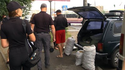 У Луцьку вилучають товар у продавців, які торгують на тротуарах та авто У Луцьку вилучають товар у продавців, які торгують на тротуарах та авто