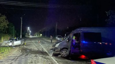 Чоловік зіткнувся із припаркованим автомобілем