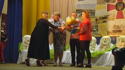 У Житомирі сім'ям загиблих захисників України вручили "Ікони пам'яті" У Житомирі сім'ям загиблих захисників України вручили "Ікони пам'яті"