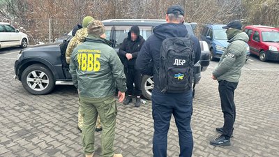 Допоміг п'ятьом "ухилянтам" виїхати з країни: прикордонника з Волині затримали на хабарі Допоміг п'ятьом "ухилянтам" виїхати з країни: прикордонника з Волині затримали на хабарі