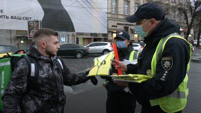 "Будь помітним": у Львові патрульні провели акцію для пішоходів