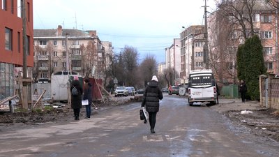 Через багнюку або поміж машинами. Рівняни обурені, що на їхній вулиці розібрали тротуар Через багнюку або поміж машинами. Рівняни обурені, що на їхній вулиці розібрали тротуар